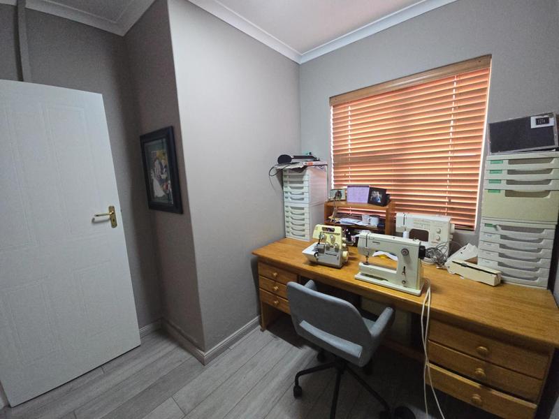 To Let 5 Bedroom Property for Rent in Goedehoop Western Cape